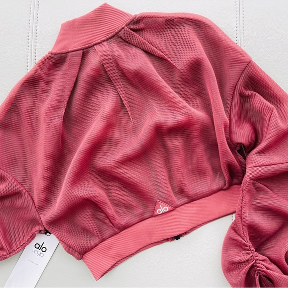 New with tags 
Alo Yoga
Field Crop Top | Jacket 
Color: Rosewood 
Size: XS - Picture 9 of 16